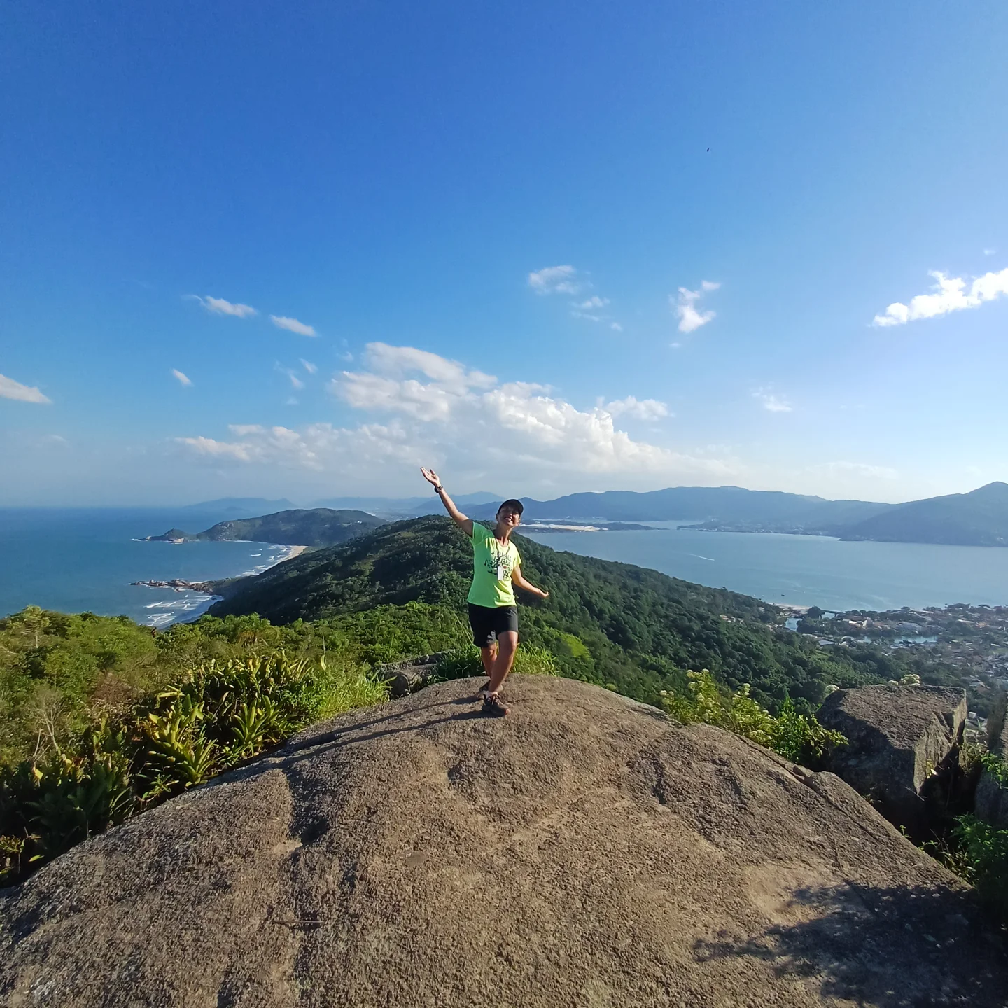 Fran Dias em uma paisagem de montanha durante uma caminhada