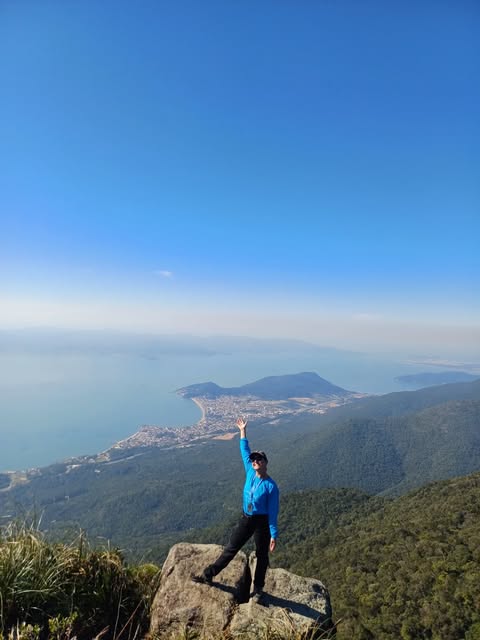 Fran em uma trilha com vista para a Ilha de Santa Catarina